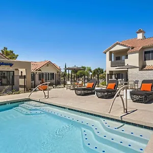 New Cozysuites Tpc With Parking, Pool Apartment